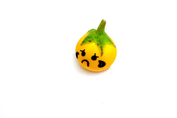 Jeden žlutý Baklažat. Uzavřít zeleninovou zeleninu se smutným obličejem na bílém pozadí — Stock fotografie