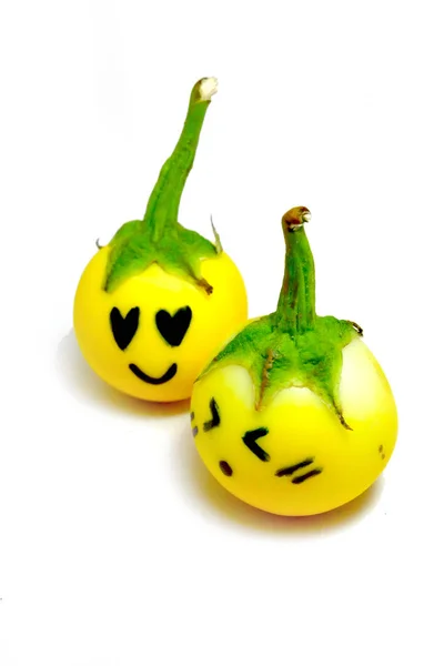 Párek žlutej Baklažle. Zavřít Lilrostlinu zeleninu s šťastnou láskou na bílém pozadí — Stock fotografie