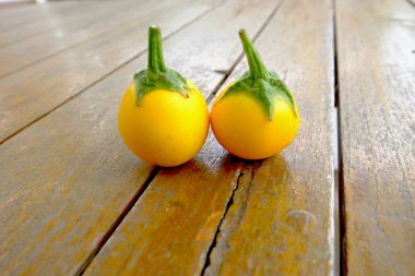 Sarı patlıcan. Ahşap masa arka plan sarı taze patlıcan Tay kadar kapatın