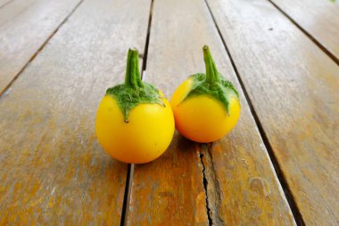 Sarı patlıcan. Ahşap masa arka plan sarı taze patlıcan Tay kadar kapatın