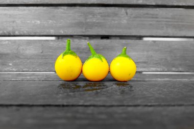 Sarı patlıcan. Taze sarı patlıcan Tay sebze eski ahşap tablo