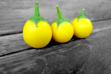 Sarı patlıcan. Taze sarı patlıcan Tay sebze eski ahşap tablo