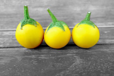 Sarı patlıcan. Taze sarı patlıcan Tay sebze eski ahşap tablo