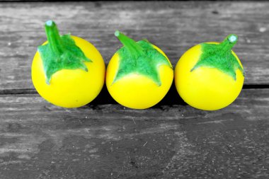 Sarı patlıcan. Taze sarı patlıcan Tay sebze eski ahşap tablo