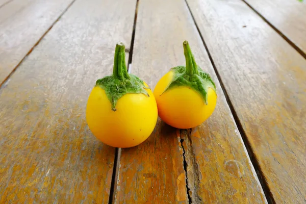 Sarı patlıcan. Ahşap masa arka plan sarı taze patlıcan Tay kadar kapatın
