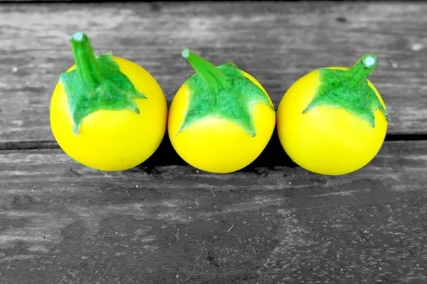 Sarı patlıcan. Taze sarı patlıcan Tay sebze eski ahşap tablo