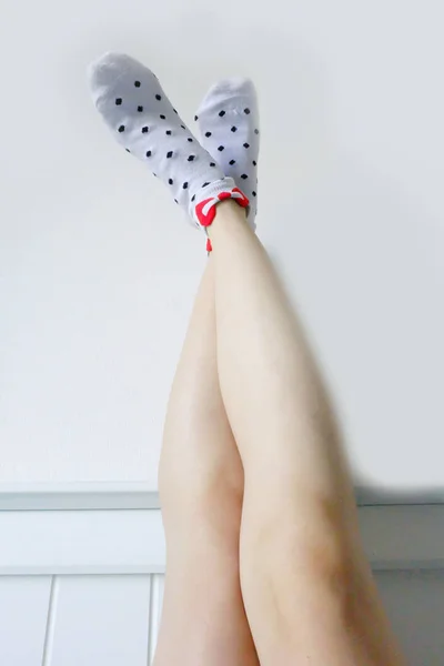 물방울 무늬 양말입니다. Selfie 다리와 발 물방울 배경 흰색 양말을 착용합니다 — 스톡 사진