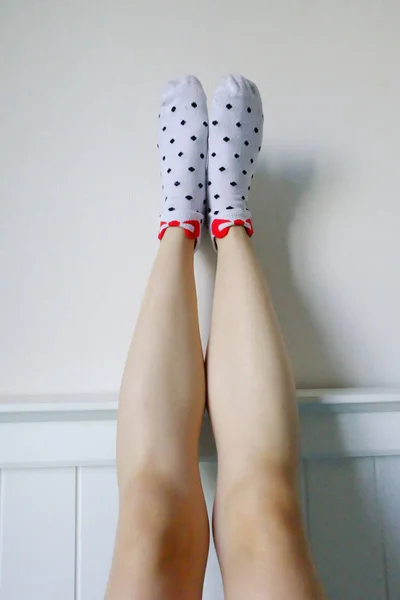 Полька носок. Selfie ноги і ступні носити білі шкарпетки з фоном горошок — стокове фото
