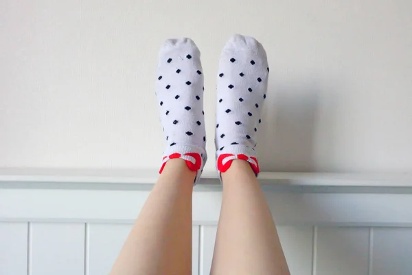 Крупним планом ноги носити білі шкарпетки в спальні фону — стокове фото