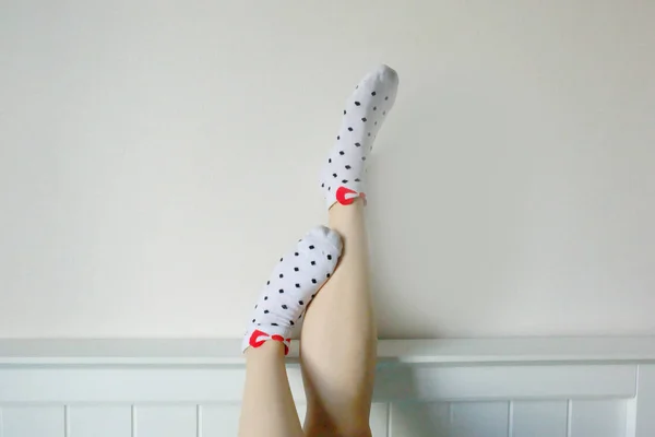 Πόλκα κάλτσα. Selfie πόδια και τα πόδια φορούν λευκές κάλτσες με πουά φόντο — Φωτογραφία Αρχείου