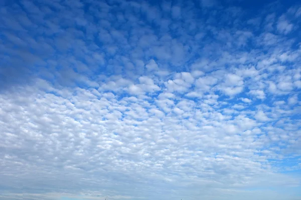 Nuvens Brancas, Céu Azul com Nuvens Fundo — Fotografia de Stock