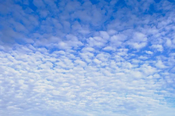 Nuvens Brancas, Céu Azul com Nuvens Fundo — Fotografia de Stock