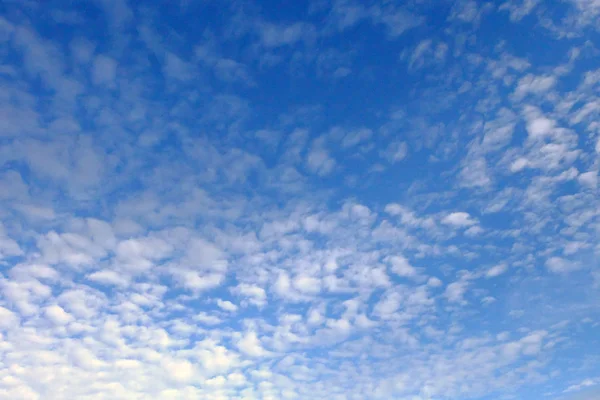 Vita moln, blå himmel med moln bakgrund — Stockfoto
