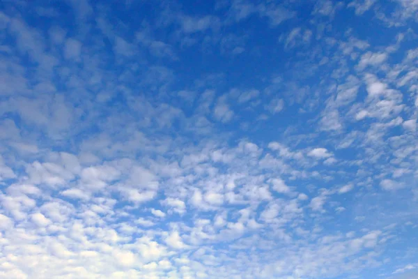 Awan Putih, Langit Biru dengan Latar Belakang Awan — Stok Foto