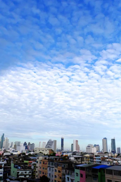 Moderní budovy a modrá obloha s mraky pozadím — Stock fotografie