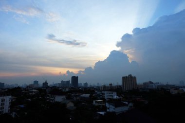 Bulutlar ve bina manzara arka plan günbatımı