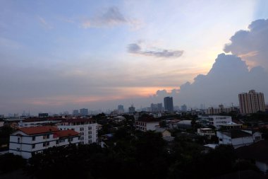 Bulutlar ve bina manzara arka plan günbatımı