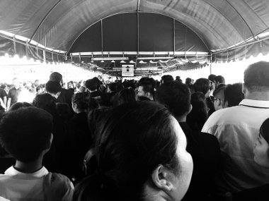 Siyah ve beyaz Tay Insanlar Crowd gömlek & giyinik siyah bekleyen yas tutucuları Kral Rama 9, Emerald Buddha Temple Bangkok Tayland, Ekim 13, 2017