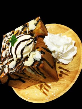 Bal tost ekmeği, vanilyalı dondurma ve çikolata tatlı ahşap plaka arka plan üzerinde