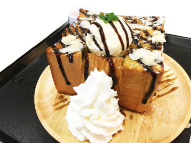 Bal tost ekmeği, vanilyalı dondurma ve çikolata tatlı ahşap plaka arka plan üzerinde