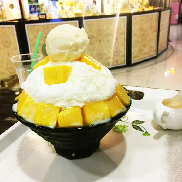 Bingsu Mango Postre Coreano Afeitado Hielo Fondo —  Fotos de Stock