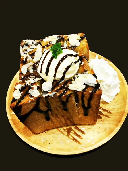 Bal tost ekmeği, vanilyalı dondurma ve çikolata tatlı ahşap plaka arka plan üzerinde