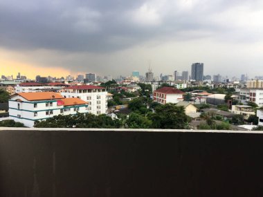 Bina şehir arka planda karanlık fırtına bulutları