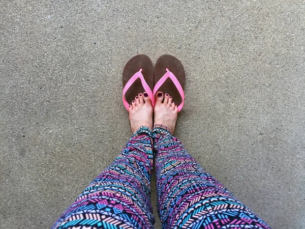 Sandália, Close Up on Girl 's Violet Nail and Feet vestindo sandálias cor de rosa no fundo da rua — Fotografia de Stock