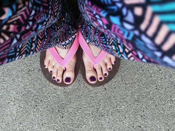 Sandália, Close Up on Girl 's Violet Nail and Feet vestindo sandálias cor de rosa no fundo da rua — Fotografia de Stock