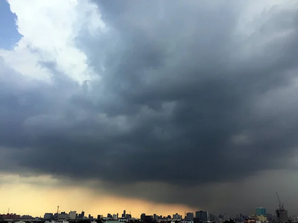 Темные грозовые облака зданий на фоне города — стоковое фото