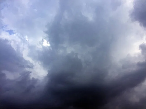 Nuvens escuras, tempestade escura céu nublado fundo — Fotografia de Stock