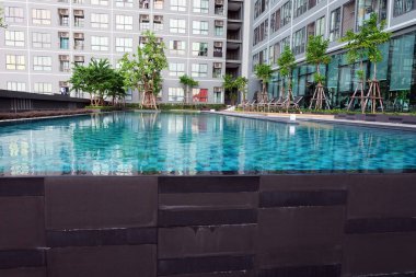 Yüzme Havuzu ile Modern Condominium arka plan