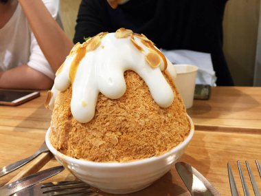 Bingsu süt çay Kore tatlı çay Topping ve fıstık ahşap plaka arka planda