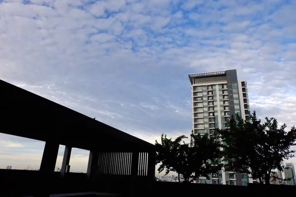 Mavi gökyüzü, Yüzme Havuzu arka plan ile Modern bina siluet — Stok fotoğraf
