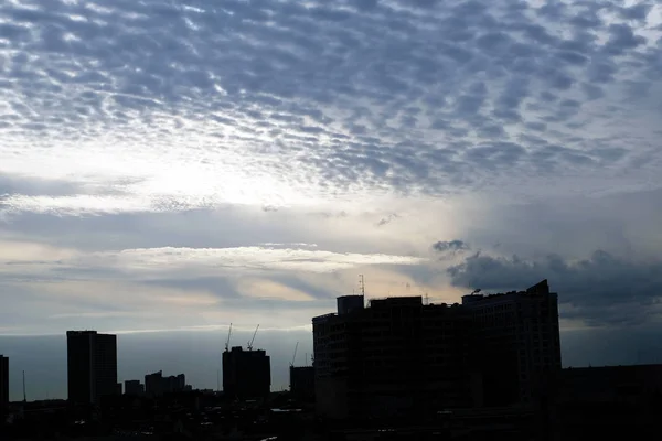 Современный строительный силуэт на фоне облаков — стоковое фото