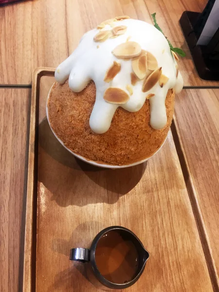 Sobremesa coreana de chá de leite de Bingsu com cobertura de chá e amendoim em fundo de placa de madeira — Fotografia de Stock