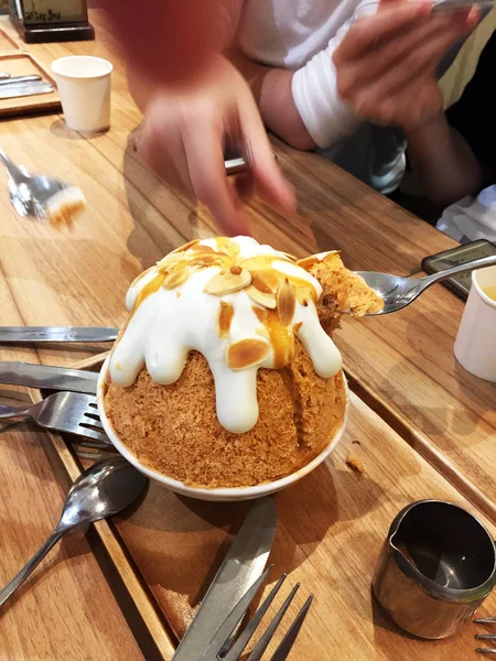 Bingsu Top View, Koreai desszert-tej tea Ice Shave és öntés tea fa asztal háttér — Stock Fotó