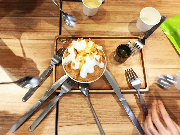 Bingsu bovenaanzicht, Koreaans dessert-melk thee ijs scheren en gieten thee op houten tafel achtergrond — Stockfoto