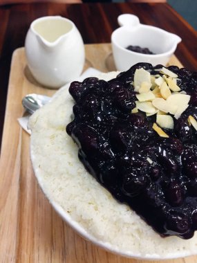 Kore tıraş Ice, ahşap plaka arka planda Topping ile kırmızı fasulye Bingsu yakın