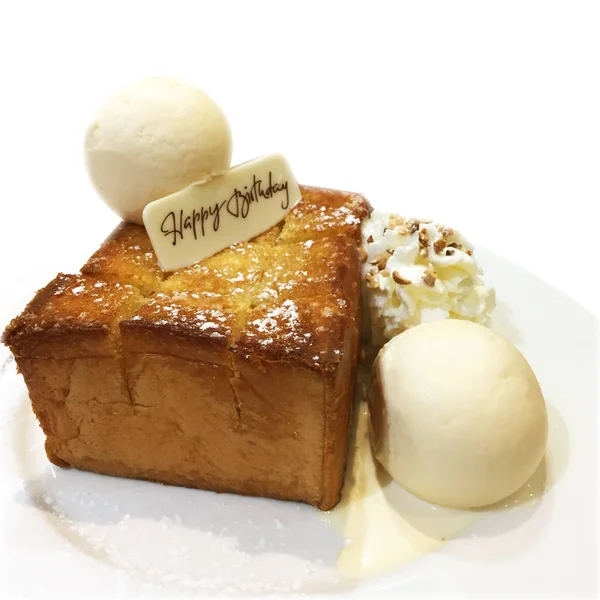 Pan tostado de miel con helado de vainilla y etiqueta de feliz cumpleaños (postre coreano) sobre fondo de plato blanco — Foto de Stock