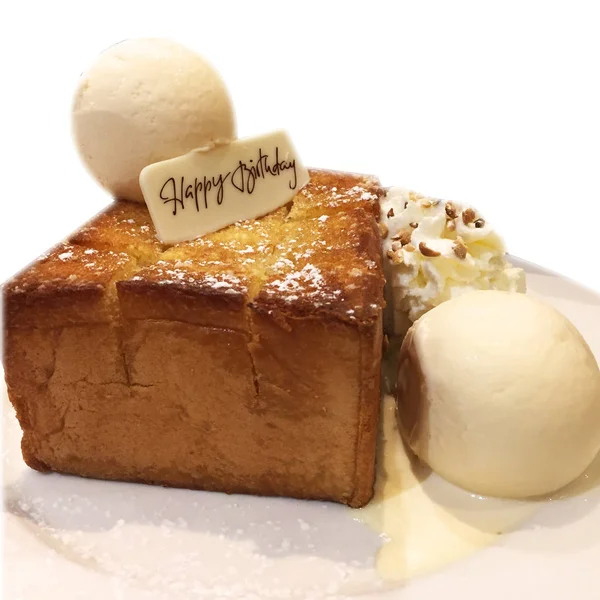 Pan tostado de miel con helado de vainilla y etiqueta de feliz cumpleaños (postre coreano) sobre fondo de plato blanco — Foto de Stock