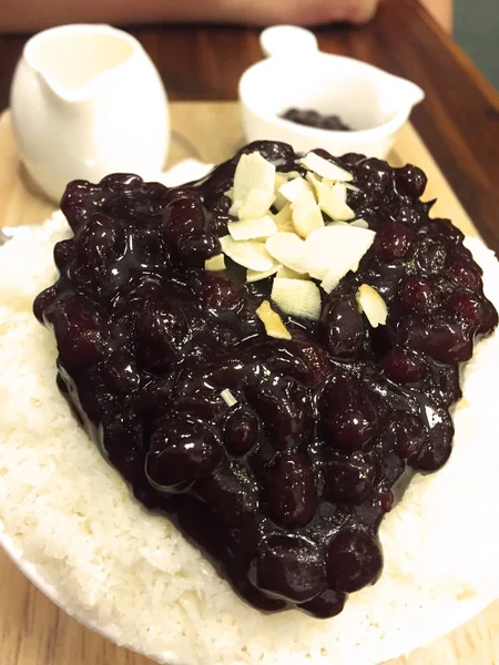 Gelo de barbear coreano, Close Up Red Bean Bingsu com cobertura em fundo de placa de madeira — Fotografia de Stock