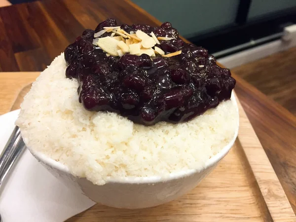 Hielo de afeitado coreano, primer plano del frijol rojo Bingsu con revestimiento en el fondo de la placa de madera —  Fotos de Stock