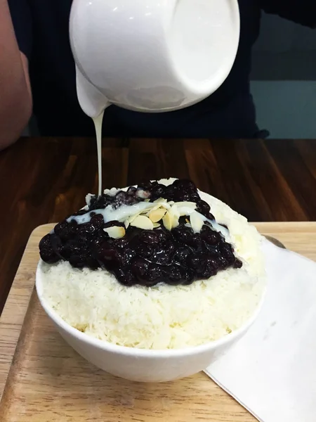 Koreai desszert-Bingsu Red Bean Ice Shave a földimogyoró és a zuhogó tej a fából készült asztal háttér — Stock Fotó