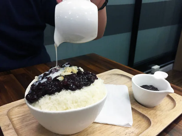 Sobremesa coreana - Barbear de gelo de feijão vermelho Bingsu com amendoim e derramamento de leite em fundo de mesa de madeira — Fotografia de Stock
