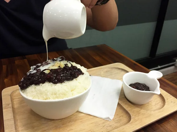 Sobremesa coreana - Barbear de gelo de feijão vermelho Bingsu com amendoim e derramamento de leite em fundo de mesa de madeira — Fotografia de Stock