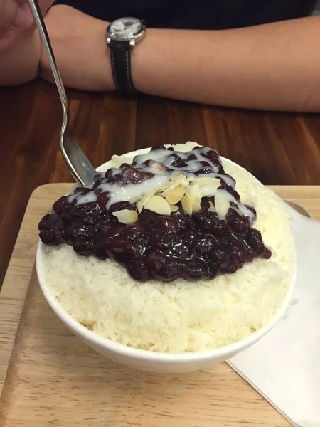 Hielo de afeitado coreano, primer plano del frijol rojo Bingsu con revestimiento en el fondo de la placa de madera —  Fotos de Stock