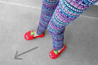 Bayanın ayak Menekşe tırnak vernik çimento zemin üzerine ok ile çilek Sandaletler içinde