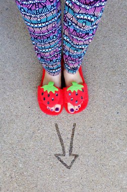 Bayanın ayak Menekşe tırnak vernik çimento zemin üzerine ok ile çilek Sandaletler içinde