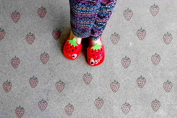 Piedi Selfie Donna indossando sandali fragola con chiodo viola su sfondo di cemento — Foto Stock